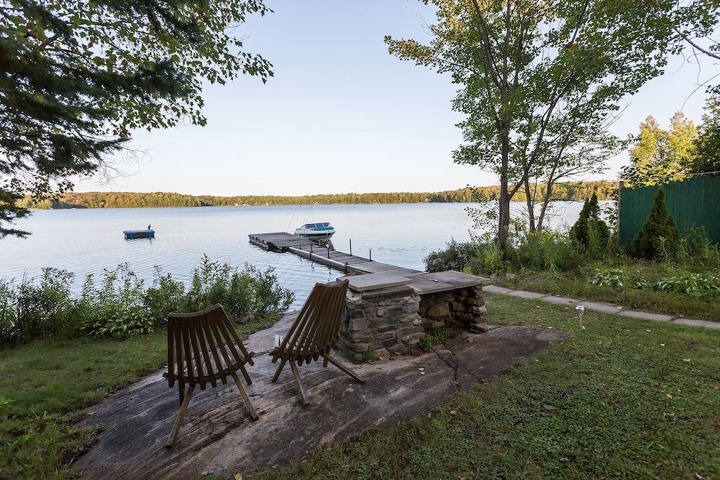 Lakefront Muskoka Retreat 4 Bedroom Cottage in Muskoka