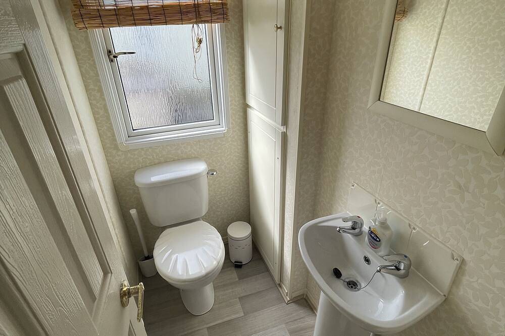 3 Bedroom Lodge, Close to Beach, Stunning Views, includes hot tub in Dumfries and Galloway