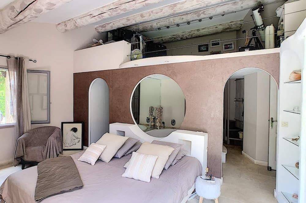 Villa de 300 m² au coeur du Luberon au calme sans vis à vis, 5 chambres in Maubec, Parc naturel régional du Luberon