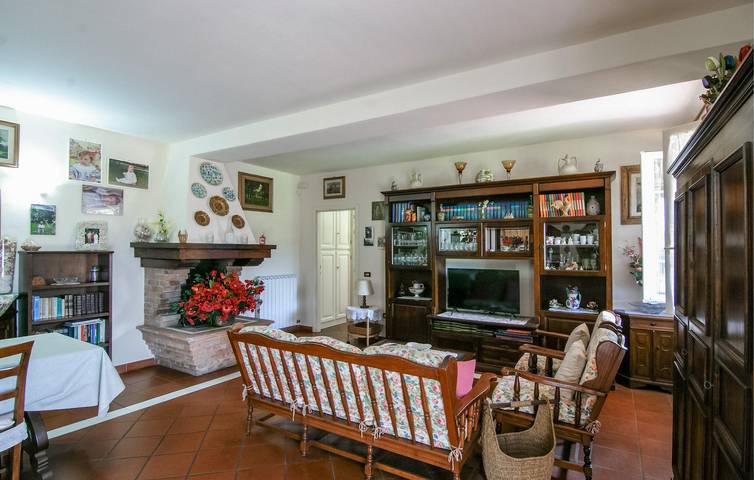Appartamento intero, Accogliente appartamento con piscina, giardino e WiFi vicino alla pizzeria in Seravezza, Riviera Toscana