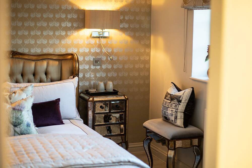 Pineapple Spa Cottage, Lower Swell - sleeps 4 guests  in 2 bedrooms in Stow-on-the-Wold, Gloucestershire