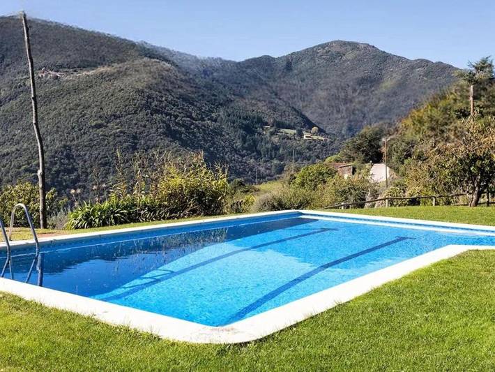 Location de vacances pour 3 personnes, avec terrasse ainsi que piscine et jardin à Montseny