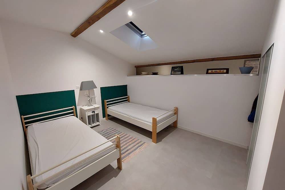 Haus mit beheiztem Pool und Trampolin in Espinas, Tarn-et-Garonne