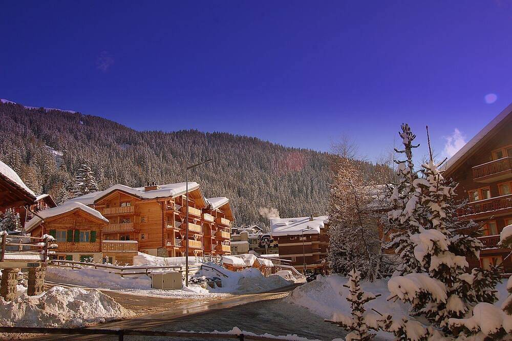 Entire apartment, Chalet Style Apartment 2 min Flat Walk from Le Médran main lift! in Bagnes, Wallisian Alps