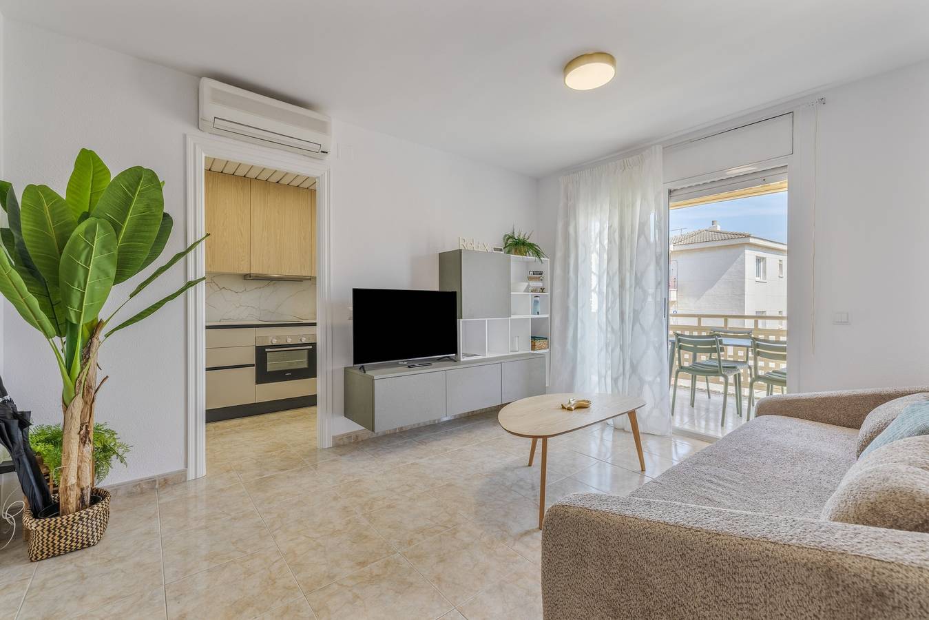 Geheel appartement, Appartement 'Las Conchas' met zeezicht, wifi en airconditioning in Cunit, Costa Dorada