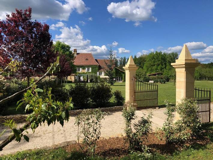 Gîte pour 2 personnes, avec jardin et terrasse ainsi que piscine et vue à Anglars-Nozac