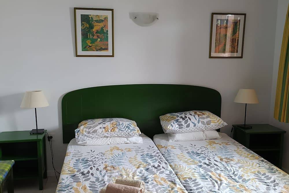 Entire apartment, 1 Bed Apt, Puerto Del Carmen, swimming pool, Wifi, sea views. in Puerto del Carmen, Tías