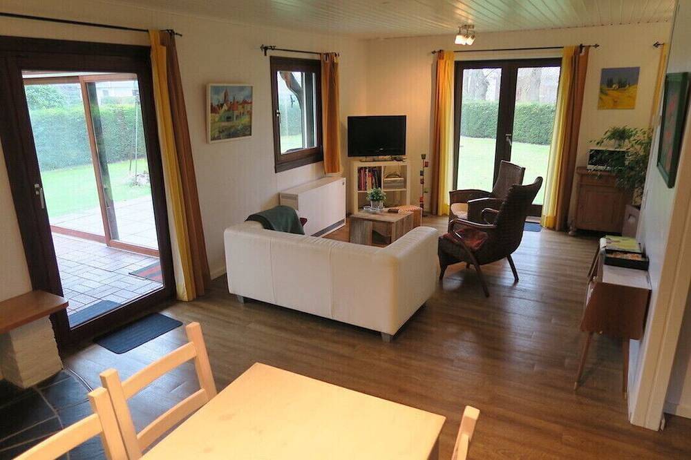 Ferienhaus am Privatsee mit Badestrand, Haustiere willkommen, sehr ruhig gelegen in Wiefelstede, Ammerland