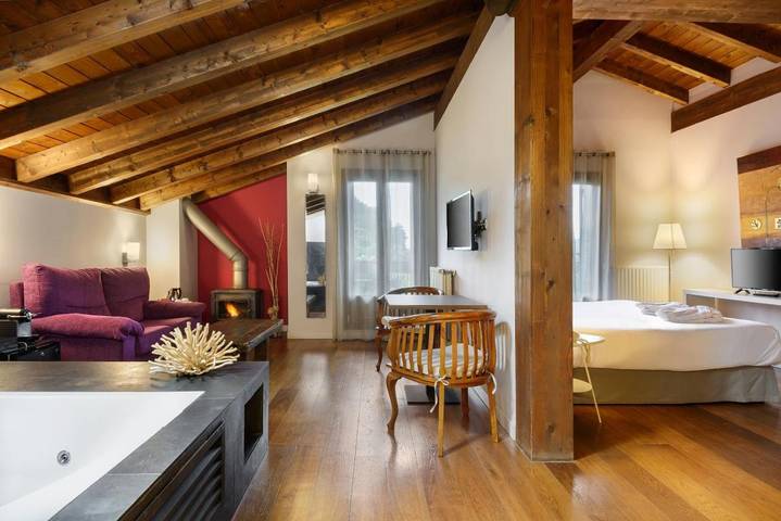 Hotel para 2 personas, con Balcón y Terraza además de Jardín y Vistas en Odieta