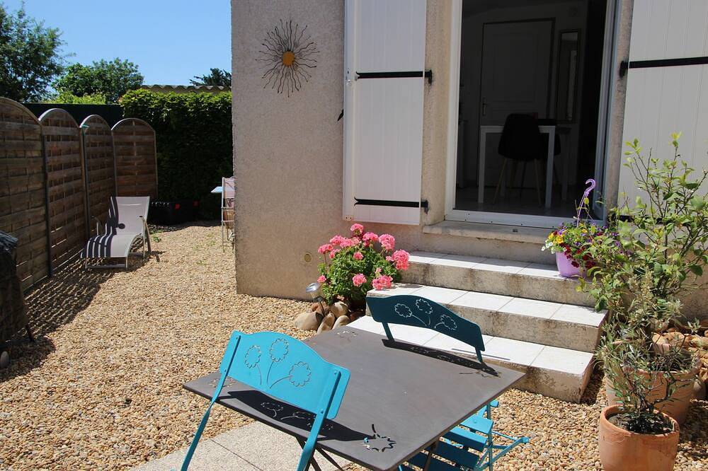 Ganze Wohnung, Studio 2 Personen in einem Dorf in Marsillargues, Côte d'Améthyste