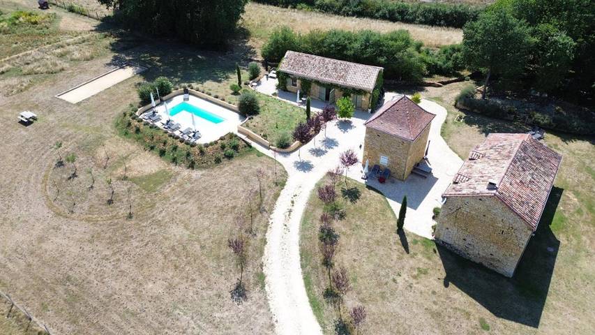 Gîte pour 2 personnes, avec Terrasse et Jardin ainsi que Piscine et Vue à Soulaures