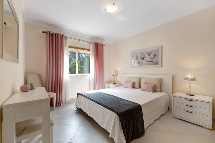 Entire apartment, Holiday Apartment "Palmeiras Reais 110" with Mountain View, Shared Heated Pool & Wi-Fi in Portimão, Faro District