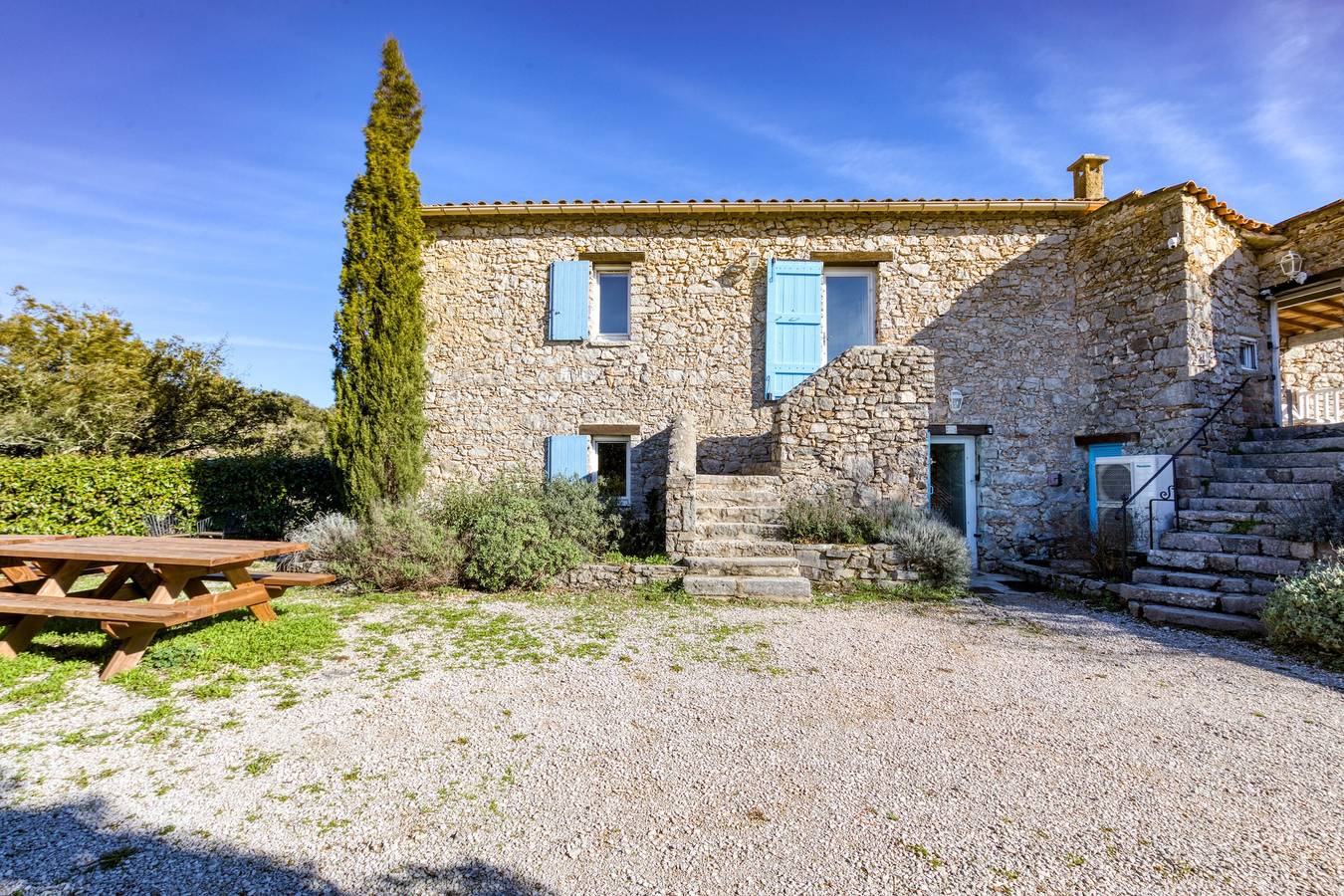 Gîte avec piscine et plages privées, 10 personnes hérault "Les Hauts d'issensac" in Causse-de-la-Selle, Région de Lodève