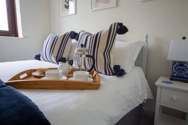 Spindrift, Padstow, peaceful, views, parking - 10min walk to harbour in Padstow, Cornouailles
