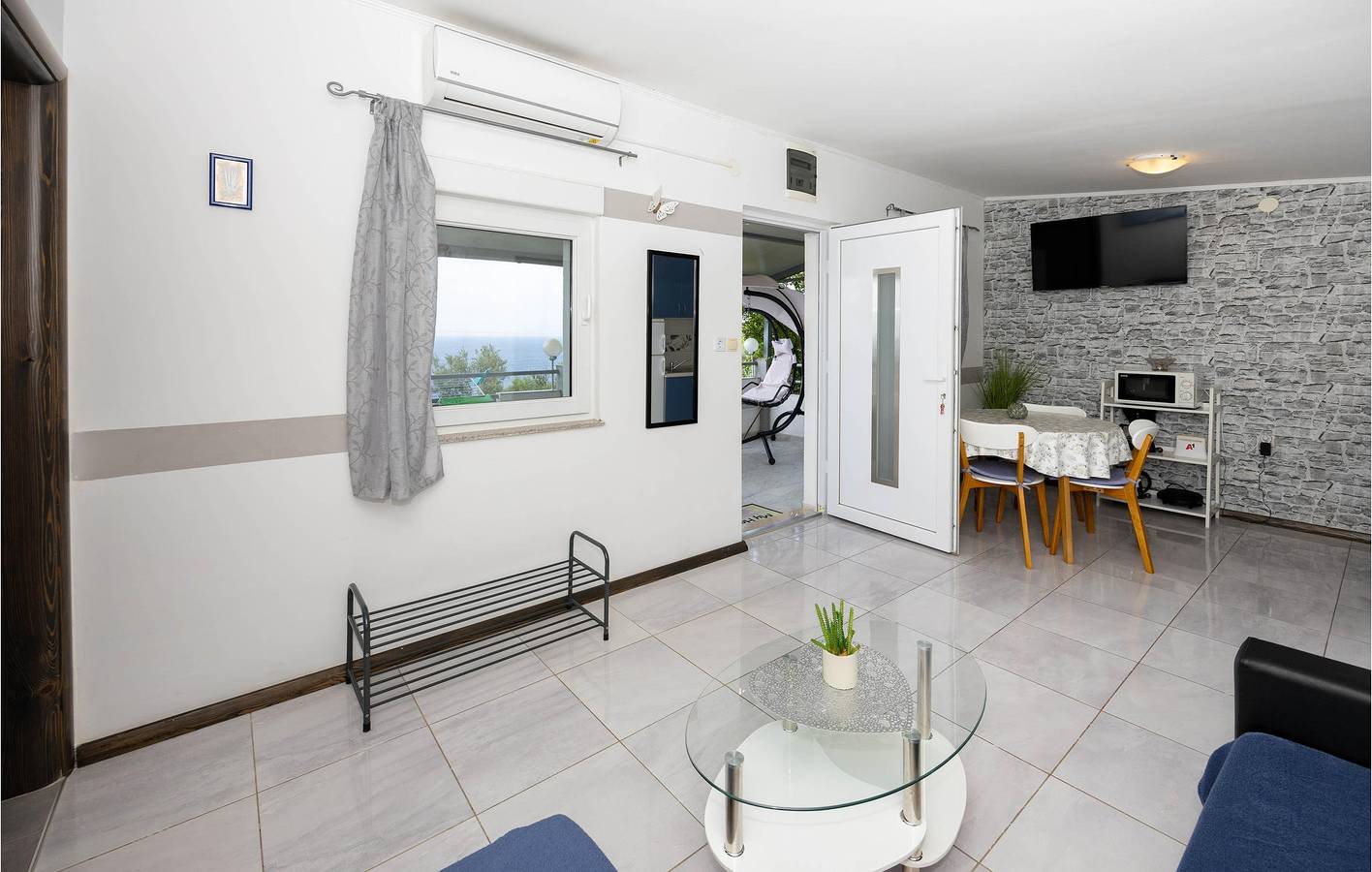 Gemütliche Wohnung mit Terrasse, WLAN und Parkplatz, 1,5 km vom Strand entfernt in Jesenice, Split-Dalmatien