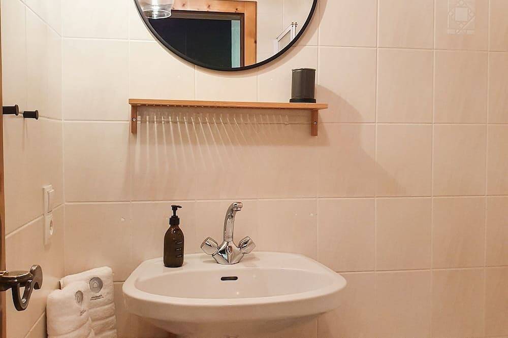 Ganze Wohnung, Alpenflair Apartment mit Balkon - inkl Parkplatz #2 in Stubaier Alpen, Götzens