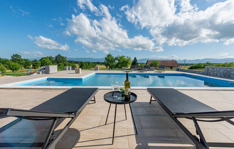 Appartement confortable de 243 m² avec piscine et terrasse, à 2 km de la rivière Lika in Gospić, Lika-Senj