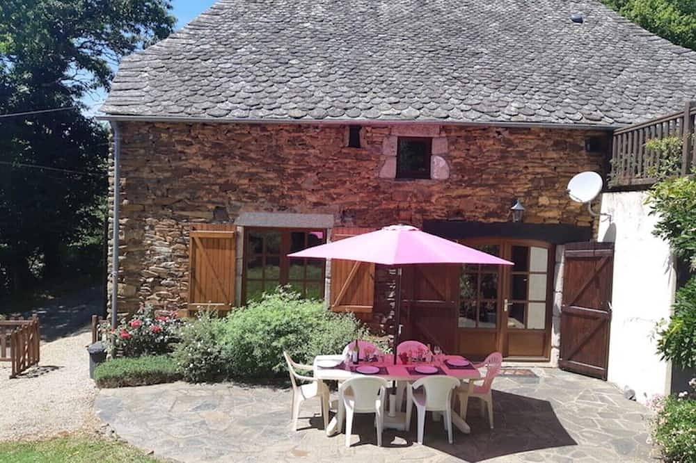 Grange en pierre réaménagée avec piscine in Coubisou, Parc naturel régional de l'Aubrac