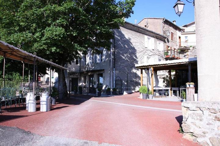 Location de vacances pour 8 personnes, avec Terrasse ainsi que Jardin et Vue à Champis