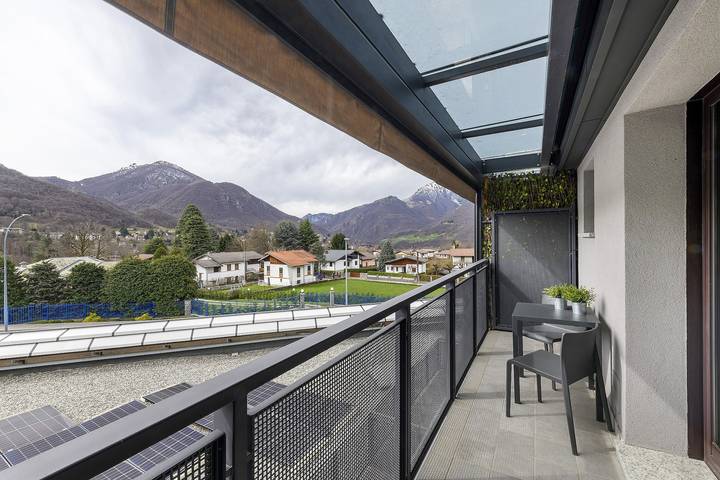 Entire studio, Studio 'Como's Lake Mountains Beb' with Mountain View, Private Terrace & Wi-Fi in Cremeno, Comune di Cremeno