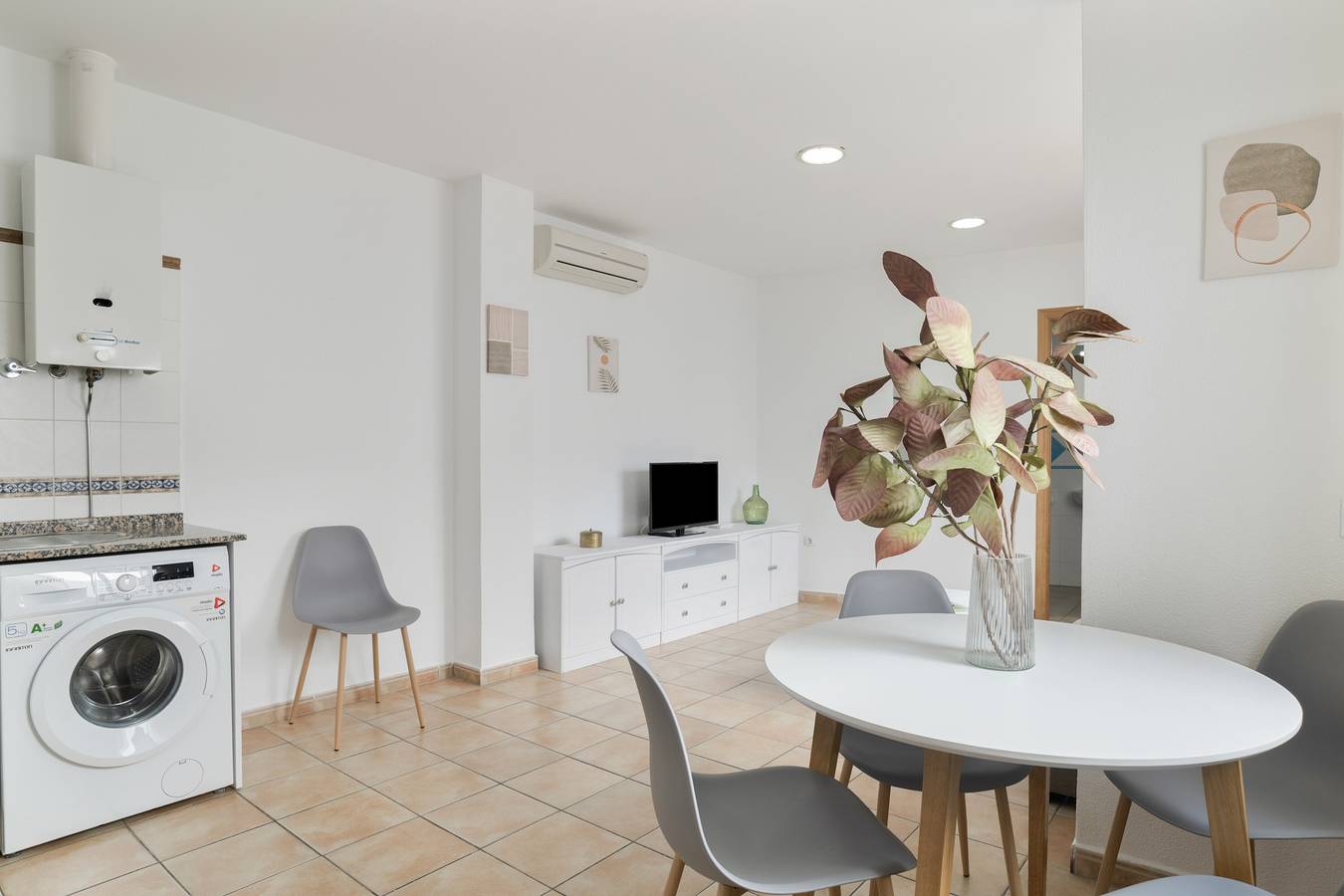 Entire apartment, 'Apartment Perez Zara 4' close to the Sea with Terrace & Wi-Fi in Conil de la Frontera, Costa de la Luz