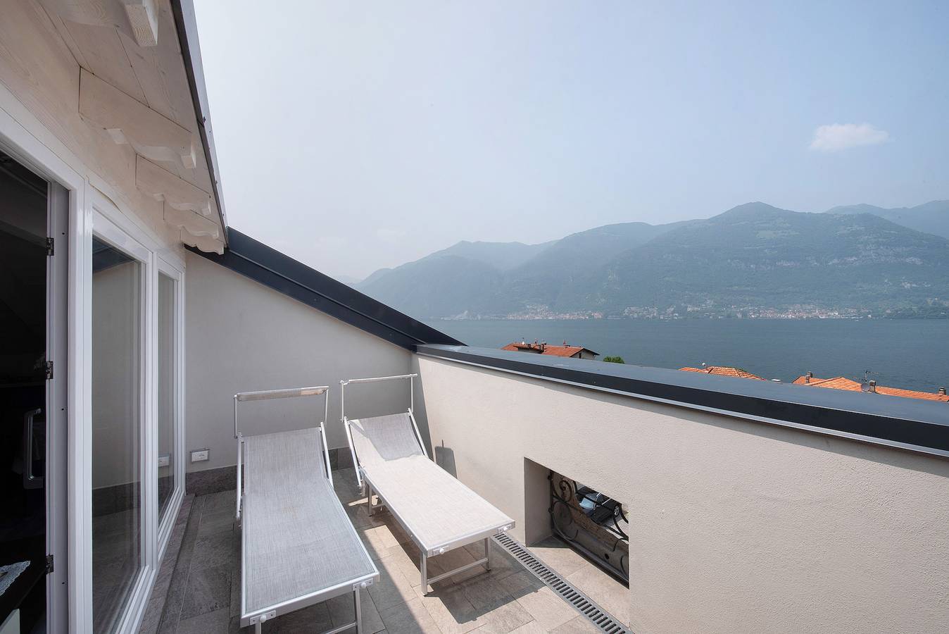 Ganze Wohnung, Ferienwohnung 'White Suite - Jacuzzi' mit Seeblick, Gemeinschaftspool und Wi-Fi in Lezzeno, Comer See