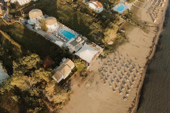 Hôtel pour 2 personnes, avec balcon ainsi que jacuzzi et piscine