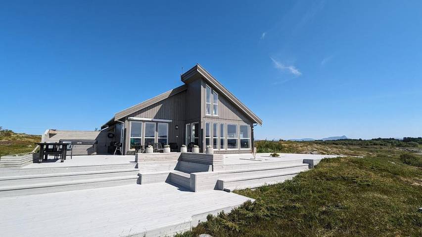 Ferienhaus für 8 Personen, mit Balkon und Whirlpool sowie Terrasse und Garten in Dønna