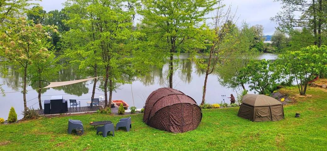 Location de vacances pour 8 personnes, avec Jacuzzi et Terrasse ainsi que Jardin et Vue à Aiguillon