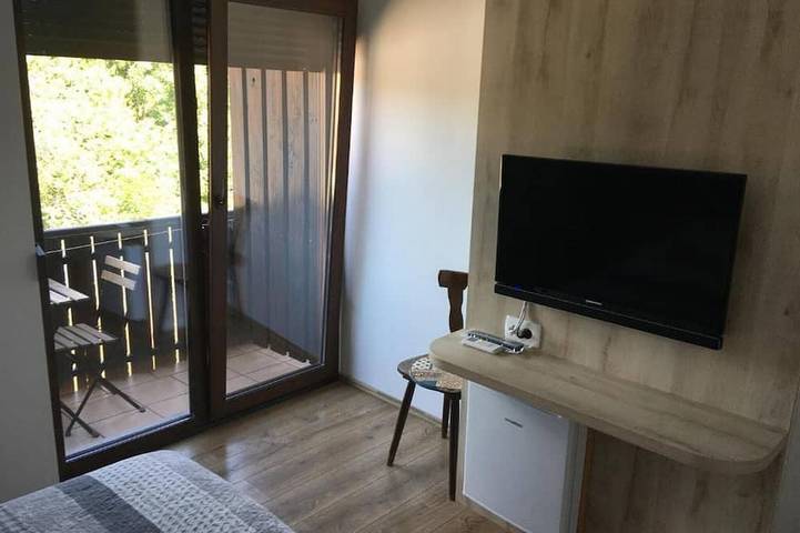 Guesthouse Family Bosnic - Duplex Family Room with Balcony - Gallery - 1 in Smoljanac, Plitvicer Seen
