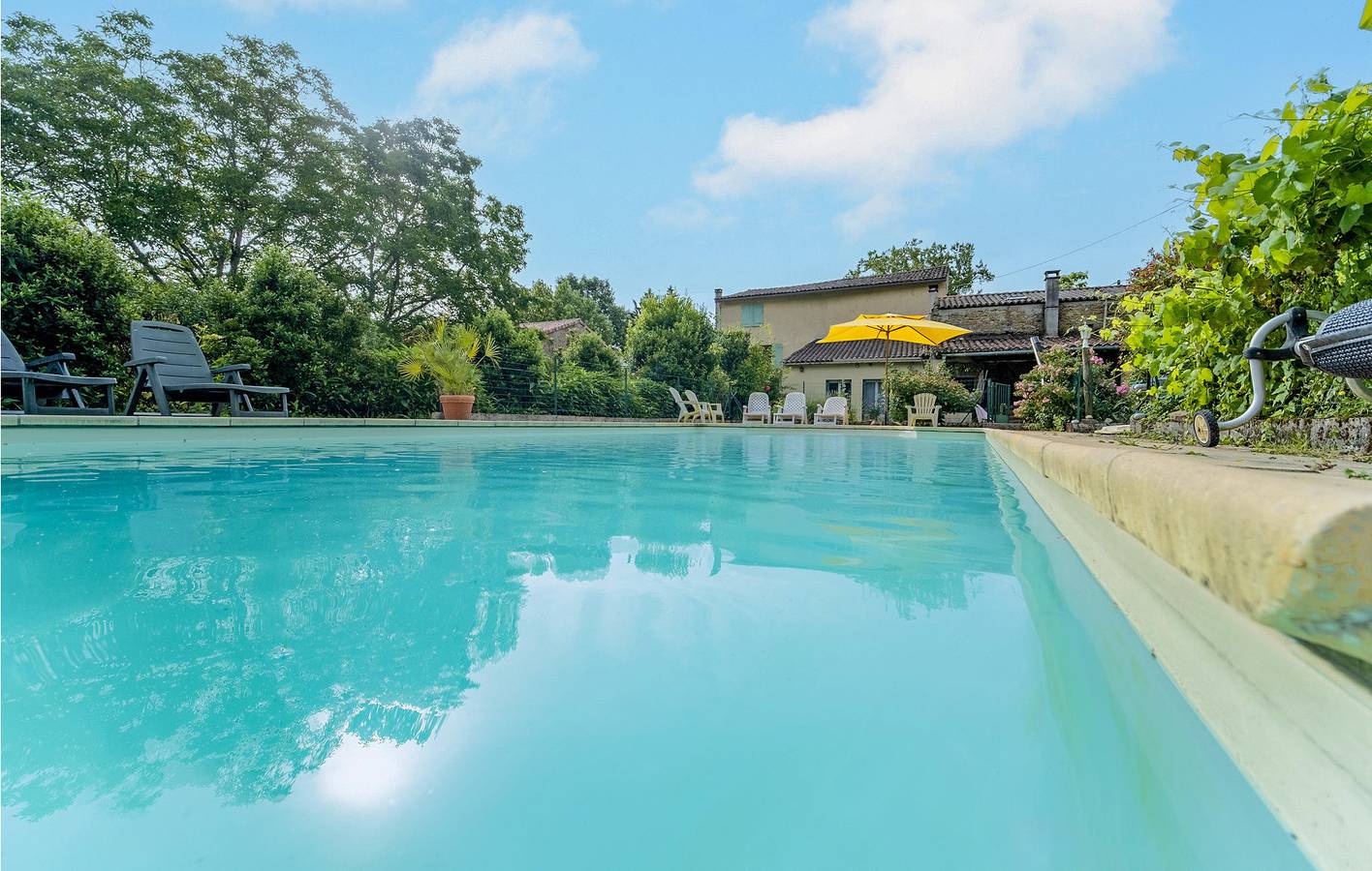 Appartement de luxe avec piscine, WiFi et parking, près du centre de Chalabre in Chalabre, Région de Limoux