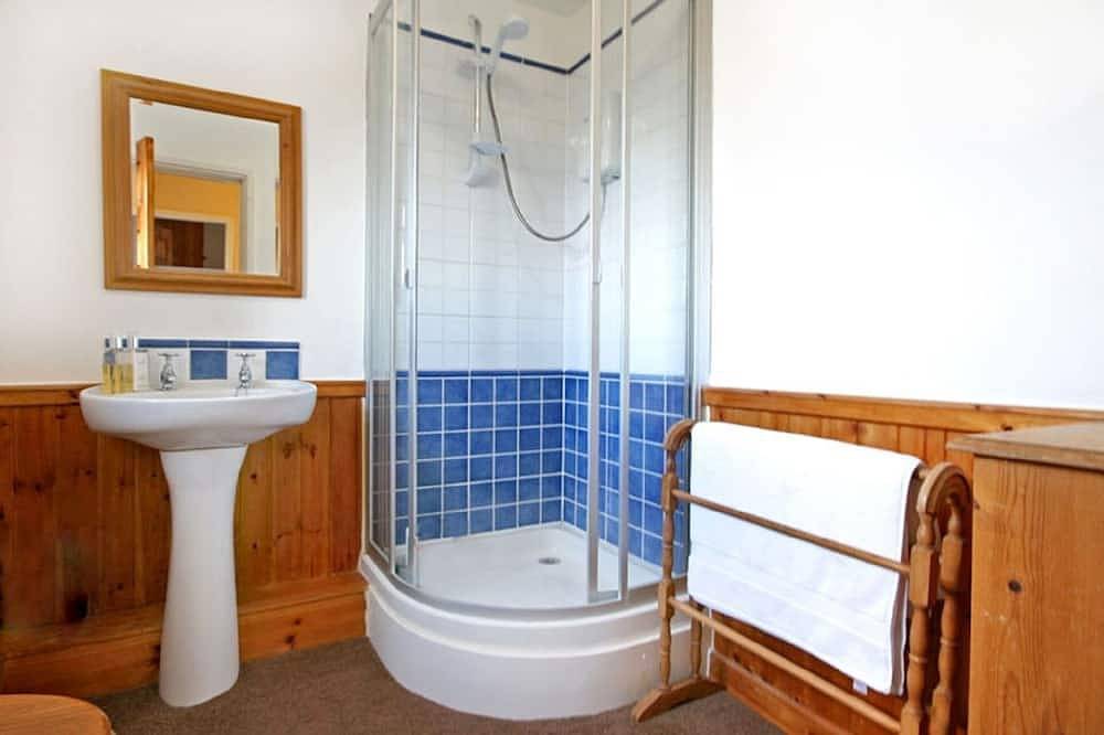 Beautiful 19th Century Seaside Cottage with hot tub and river views in Cemaes, Isle of Anglesey