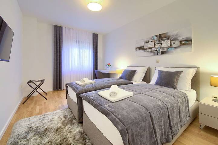 Schönes alleinstehendes Ferienhaus mit privatem Pool, Klimaanlage,  W-Lan, Whirlpool, Tv, Terrasse in Sveti Juraj, Naturpark Velebit