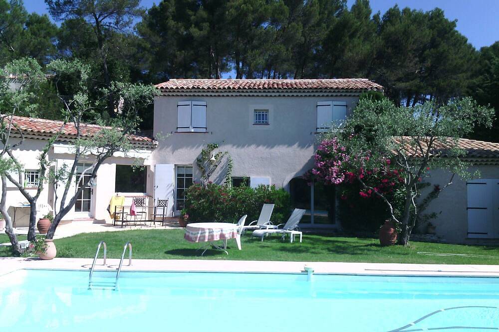 Provençal Bastide Aix en Provence in Fuveau, Côte méditerranéenne (France)