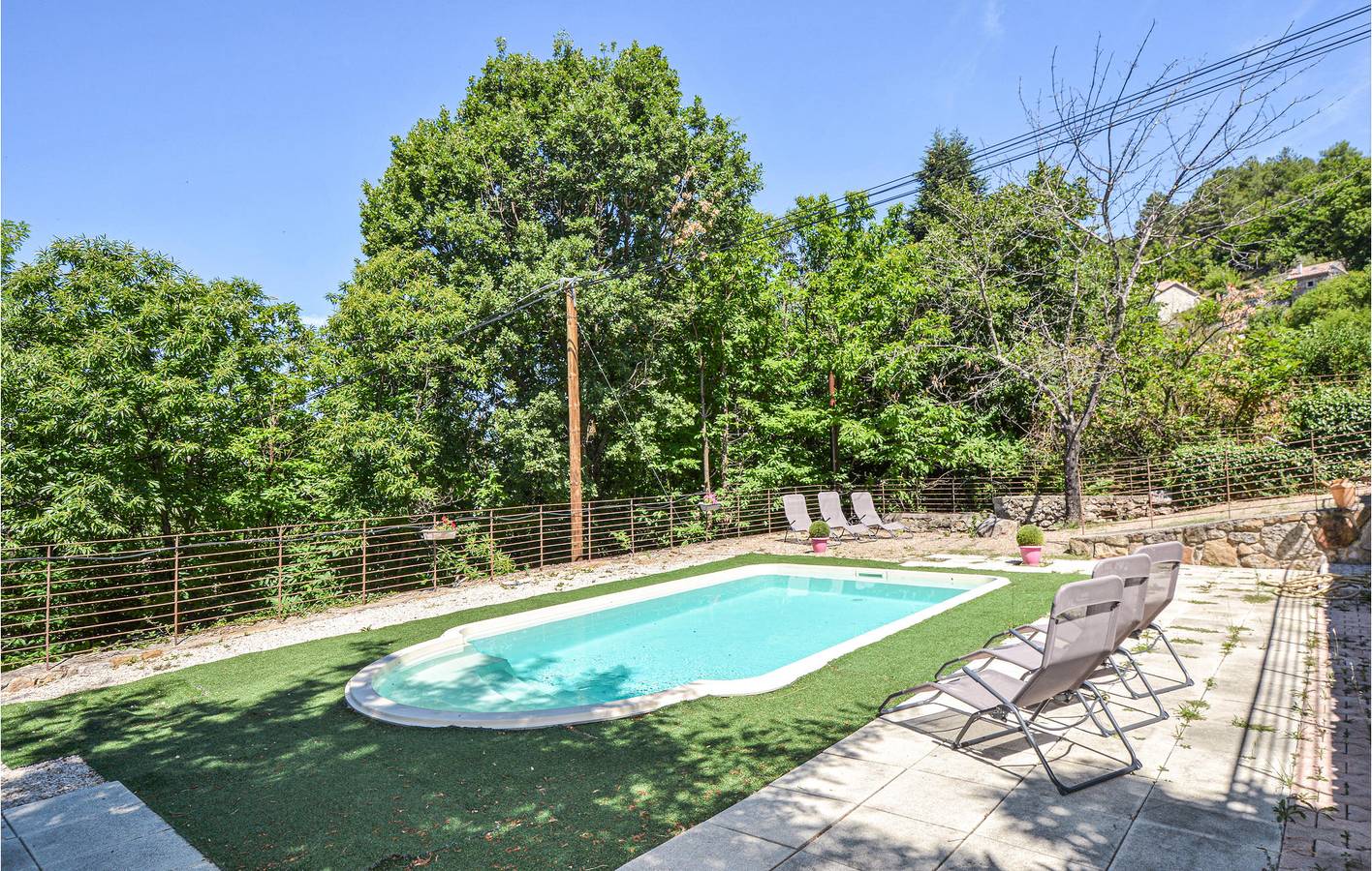 Retraite au bord de la piscine à Bordezac in Bordezac, Parc national des Cévennes