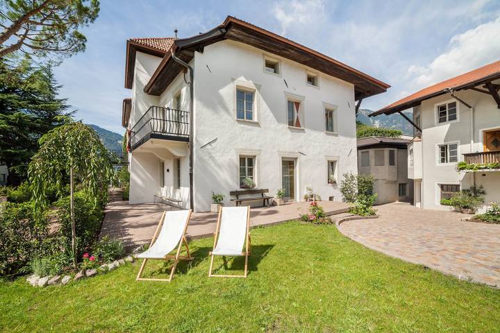 Appartamento intero, Appartamento 'Ansitz Layshof Turm' con vista sulle montagne, giardino in comune e Wi-Fi in Merano, Alpi Sarentine