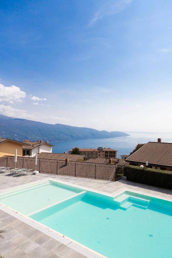 Appart’hôtel pour 6 personnes, avec Terrasse et Jardin ainsi que Piscine et Vue à Tignale
