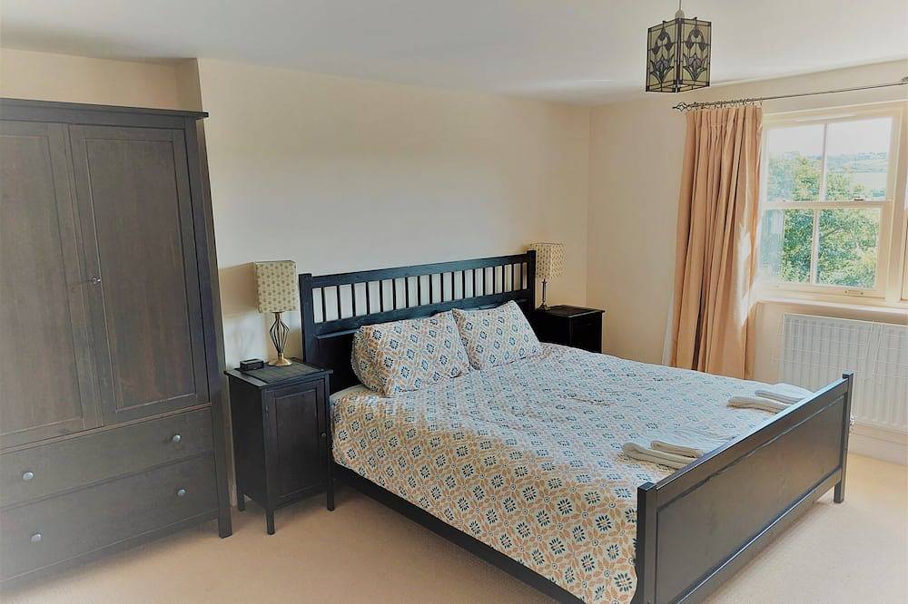 Luxury cottage near the beach in the Pembrokeshire Coast National Park in Trefin, Pembrokeshire