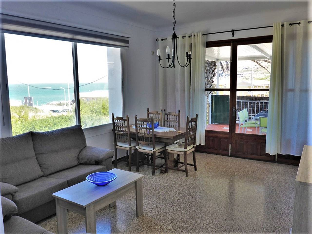 Apartamento entero, Apartamento con aire acondicionado, vistas al mar, terraza y Wi-Fi; aparcamiento disponible. in Cala Mesquida, Capdepera