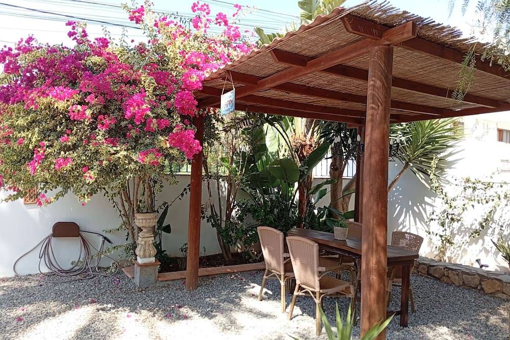 Sonniges Haus, Garten, Pool, 1 Minuten Von Vier Stränden Zu Fuss in Es Canar, Santa Eulària des Riu