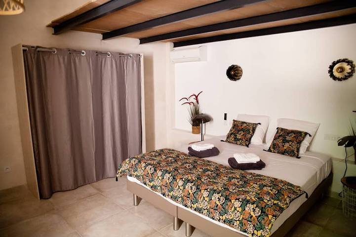 Charming Provencal farmhouse with swimming pool and jacuzzi  sleeps up to 8 🌿☀️ in Loriol-du-Comtat, Vaucluse