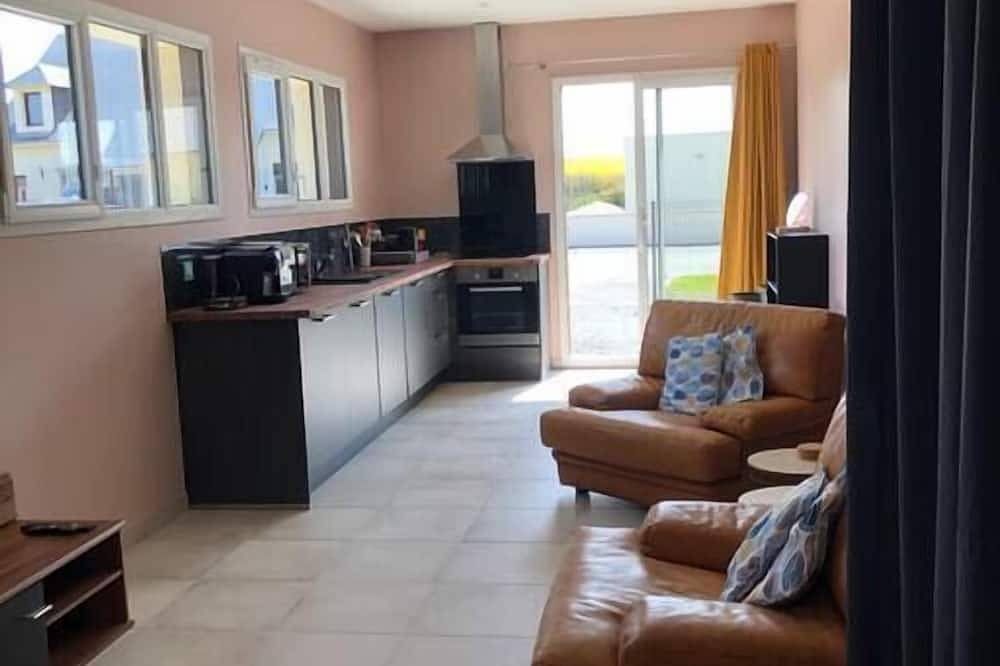 Entire apartment, La poupe, F3 with terrace 60m from the sea in Saint-Côme-de-Fresné, Bayeux region