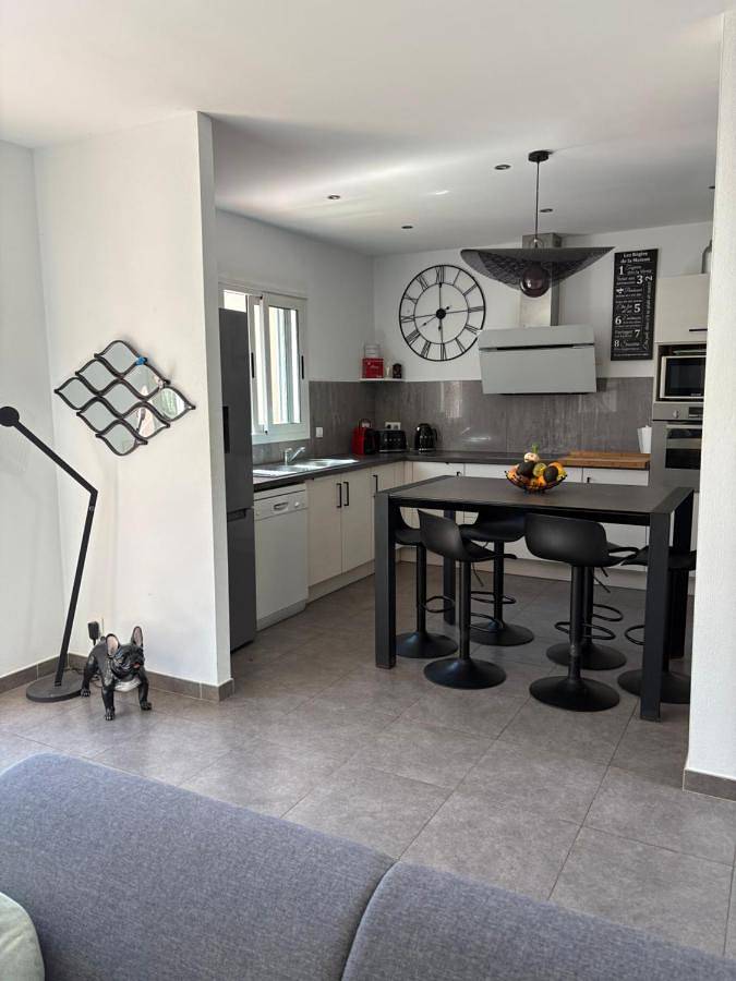 Location de vacances pour 8 personnes, avec vue ainsi que jardin et piscine dans Plage de Fautea - 4