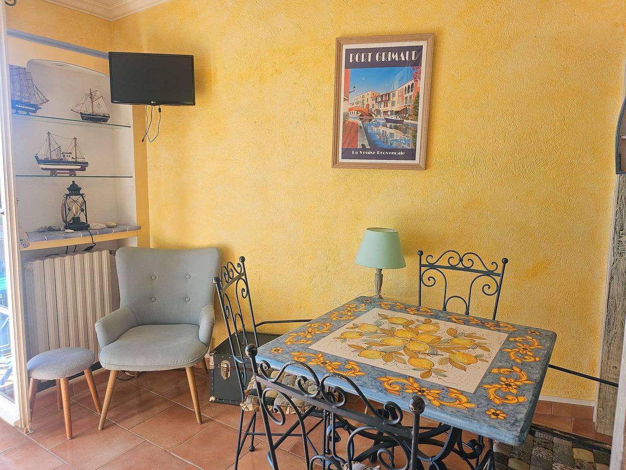 Apartamento vacacional entero, A pleasant, air-conditioned studio with Wi-Fi in the heart of Port Grimaud Sud, in Port Grimaud, Grimaud