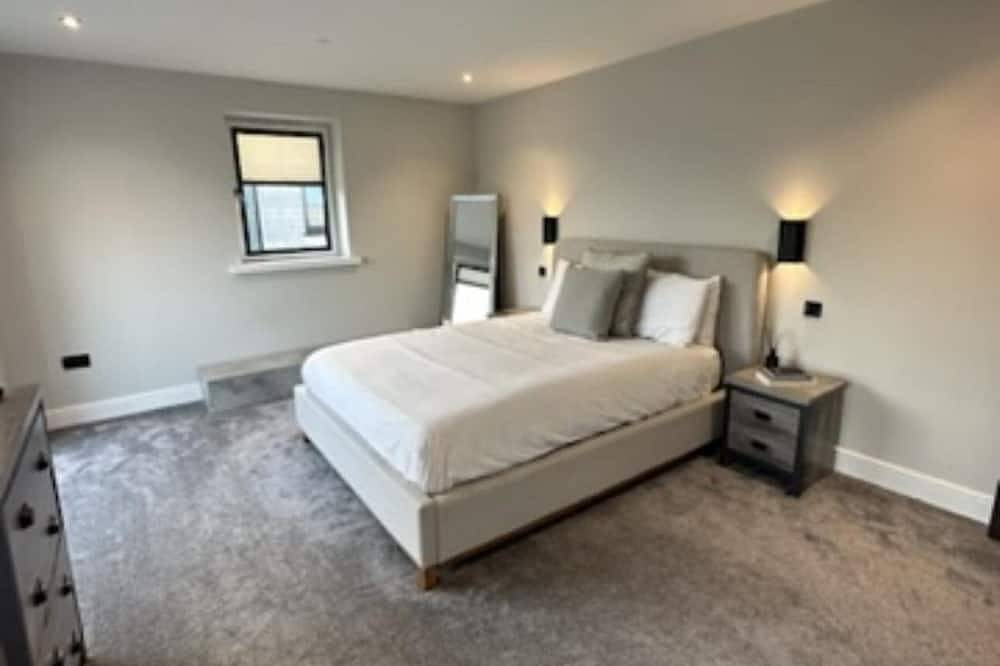 Luxury Yachthaven Living - Modern 5 Bedroom Home Sea Views in Hayling Island, Havant