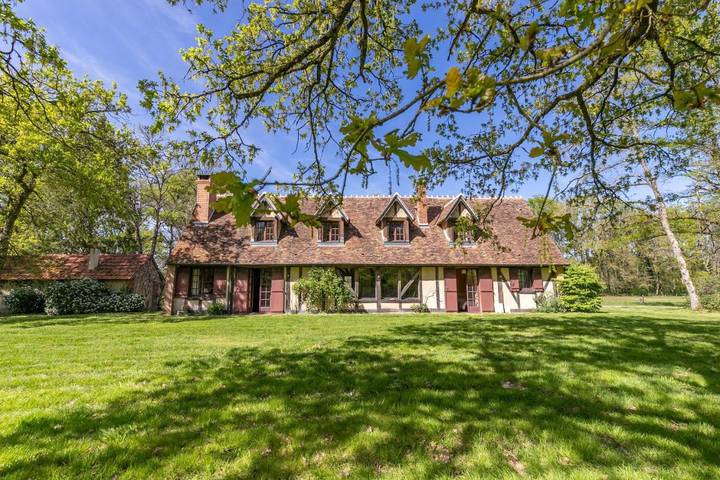 Location de vacances pour 26 personnes, avec jardin et piscine ainsi que terrasse et vue à Brinon-sur-Sauldre - 2