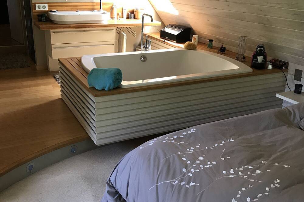 Propriété de Charme Tout Confort Avec Piscine Intérieure; Jacuzzi in Marcq-en-Barœul, Lille region