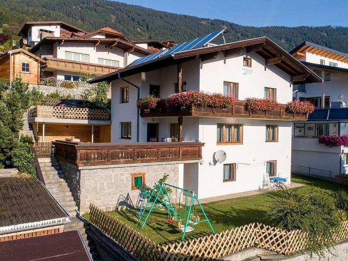 Ferienwohnung für 4 Personen, mit Balkon/Terrasse und Terrasse sowie Garten in Wenns