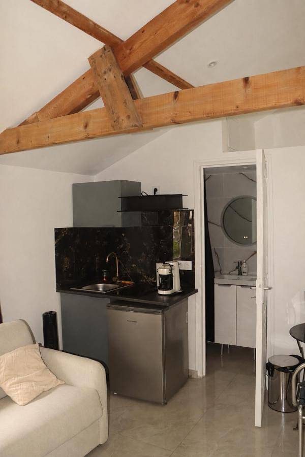 Appartement entier, Studio cosy avec vue jardin et cadre paisible in Villeneuve-le-Roi, Val-de-Marne
