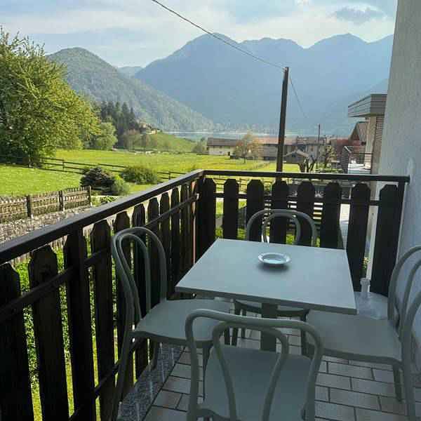 Geheel vakantieappartement, Vakantiewoning met zwembad en uitzicht op de bergen  in Mezzolago, Ledro